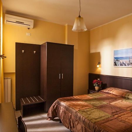Hotel Il Cavaliere Nero Tirrenia Buitenkant foto