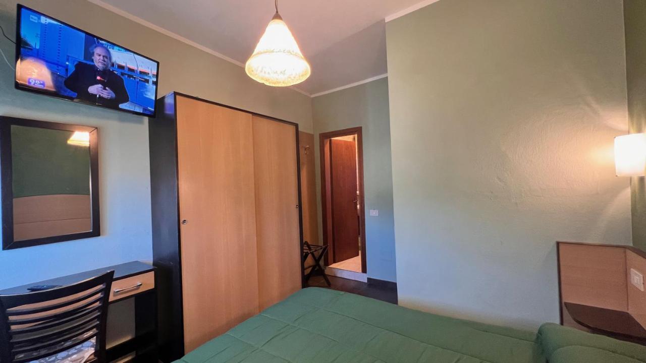 Hotel Il Cavaliere Nero Tirrenia Buitenkant foto
