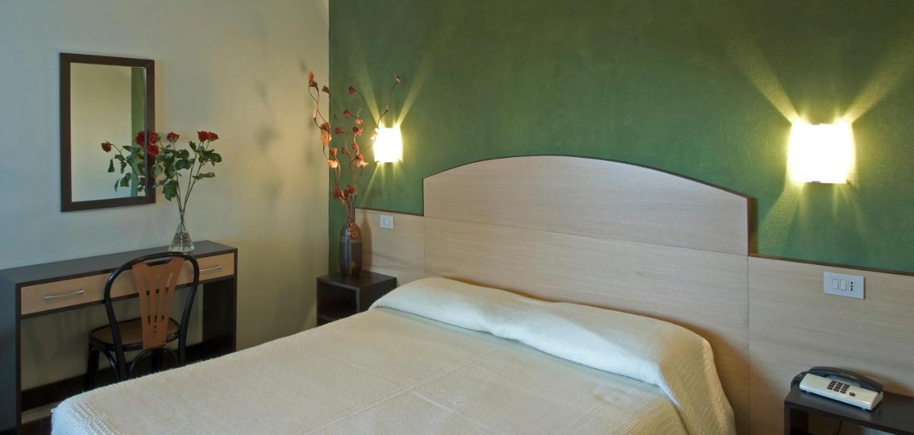 Hotel Il Cavaliere Nero Tirrenia Buitenkant foto